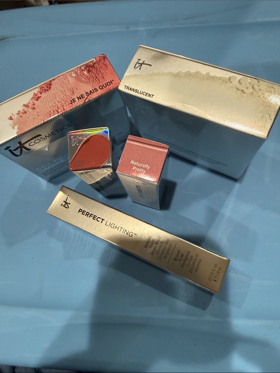 it cosmetics Other - It Cosmetics Blush/Pressed Powder/Blurred Lines x 2/Perfect Lighting